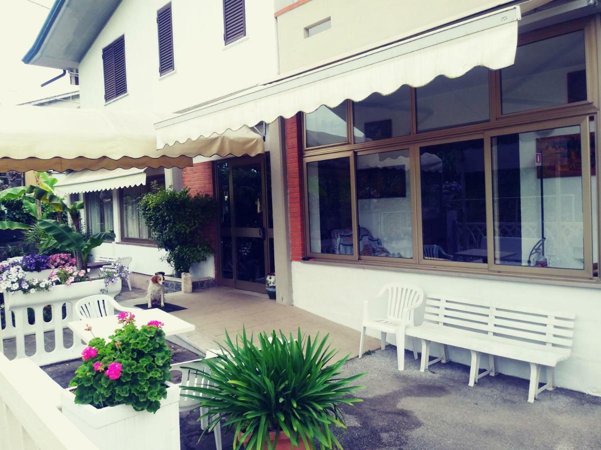 Hotel Villa Claudio มารีนา ดิ มาซซา ภายนอก รูปภาพ