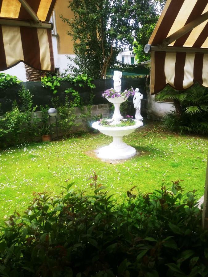 Hotel Villa Claudio มารีนา ดิ มาซซา ภายนอก รูปภาพ