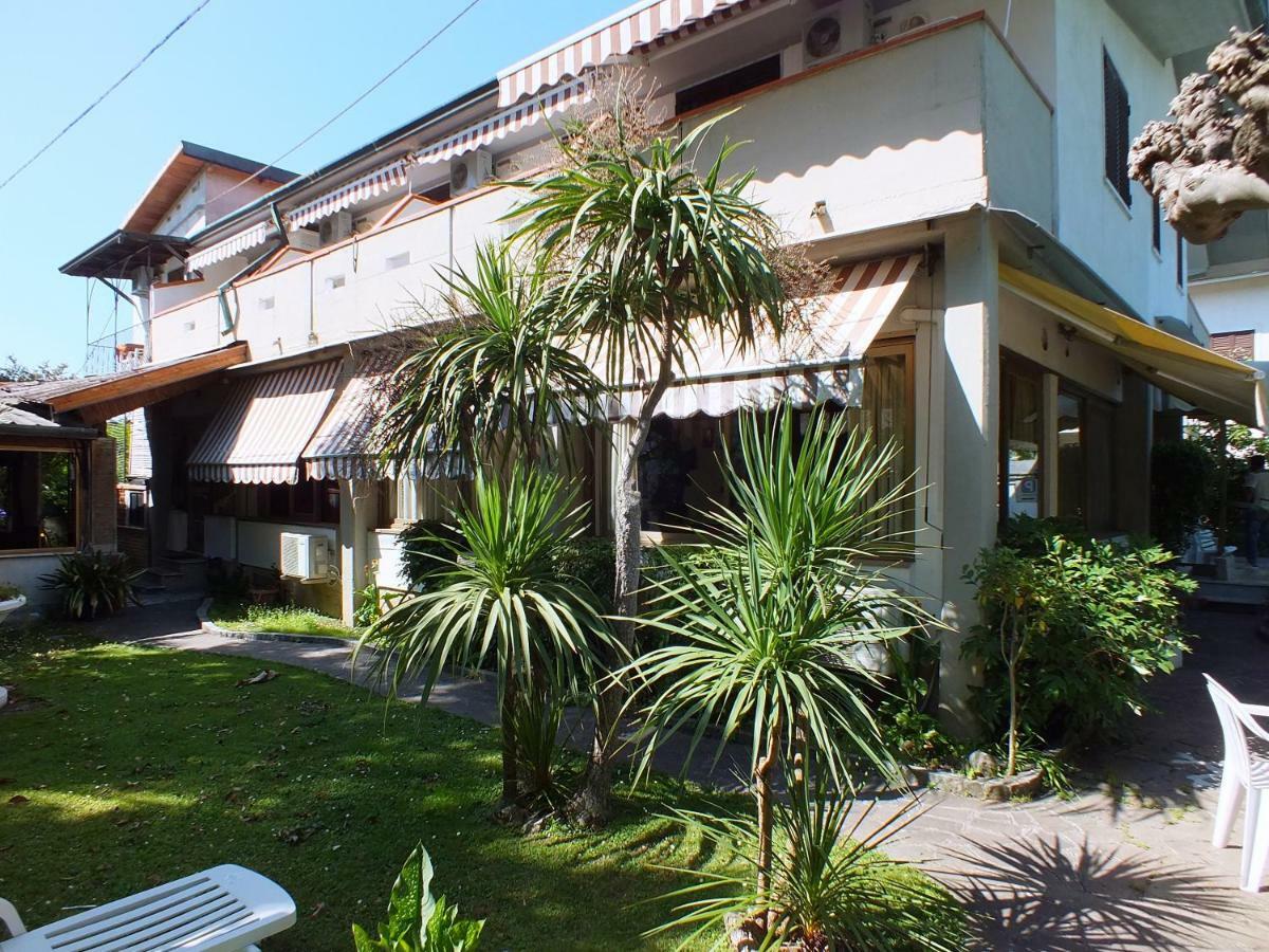 Hotel Villa Claudio มารีนา ดิ มาซซา ภายนอก รูปภาพ