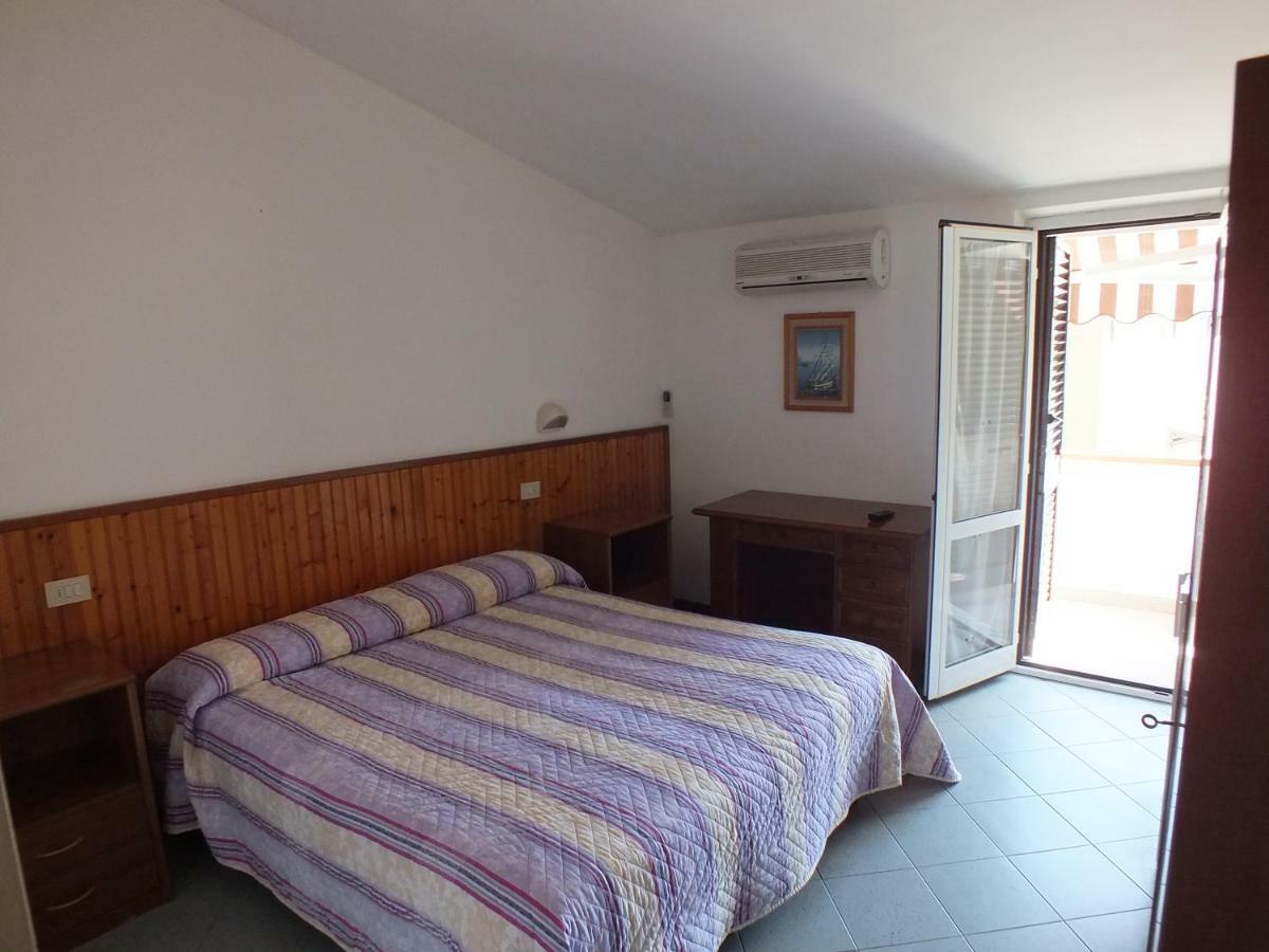 Hotel Villa Claudio มารีนา ดิ มาซซา ภายนอก รูปภาพ